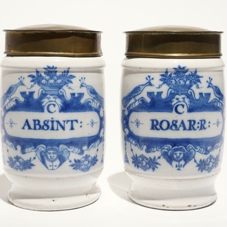 Een paar blauwwitte Delftse albarello apothekerspotten met koperen deksel, 18e eeuw